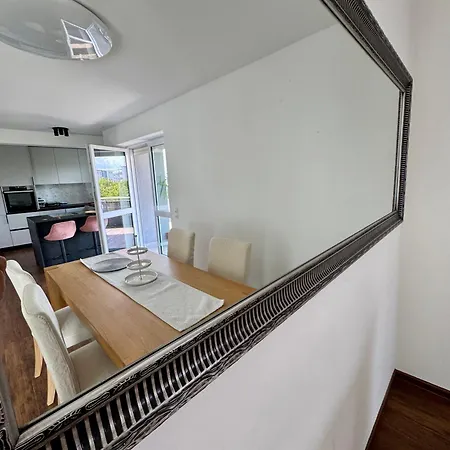 Апартаменты Moderne 100 M2 Mit Buero Und Terrasse
